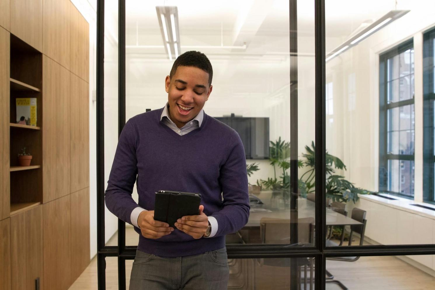 Estudiante revisando su estrategia presupuestaria personal