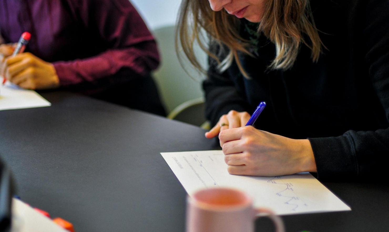 Estudiante revisando presupuesto mensual con documentos organizados